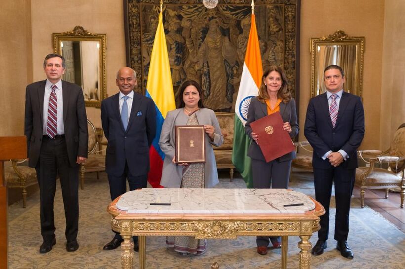 •	La vicepresidente y canciller, Marta Lucía Ramírez, y la ministra de Estado para Asuntos Exteriores de la India, Meenakshi Lekhi, firmaron dicho memorando que se espera sea un hito en el camino de la cooperación bilateral entre ambos países