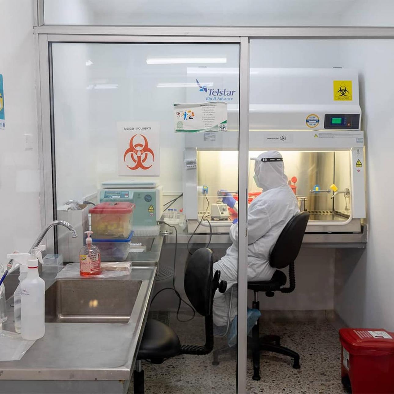 Realizamos recorrido en laboratorio de Escuela de Microbiología y la nueva Unidad de Diagnóstico Molecular.